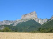 Il Mont Aiguille domina i campi coltivati presso Ruthière