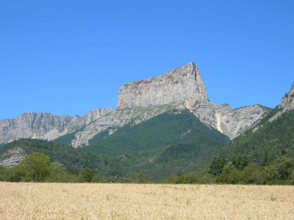 Il Mont Aiguille domina i campi coltivati presso Ruthière
