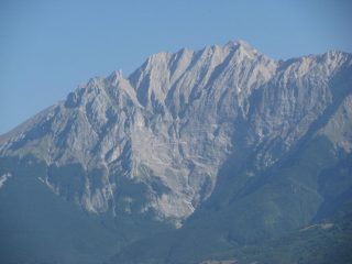 L'imponente parete nord del Monte Camicia