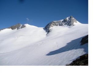 A sx del Rainerhorn e' la Rainer Sharte ampia sella nevosa d'accesso alla vetta...