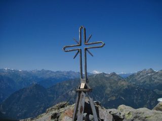 La croce di vetta e il Bianco