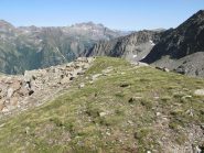 Il dosso erboso sul bordo della conca detritica