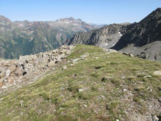 Il dosso erboso sul bordo della conca detritica