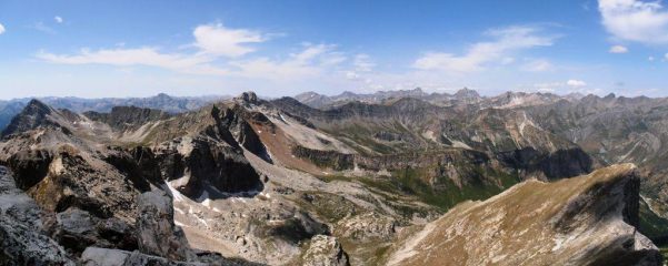 Spaziale panorma dalla cima