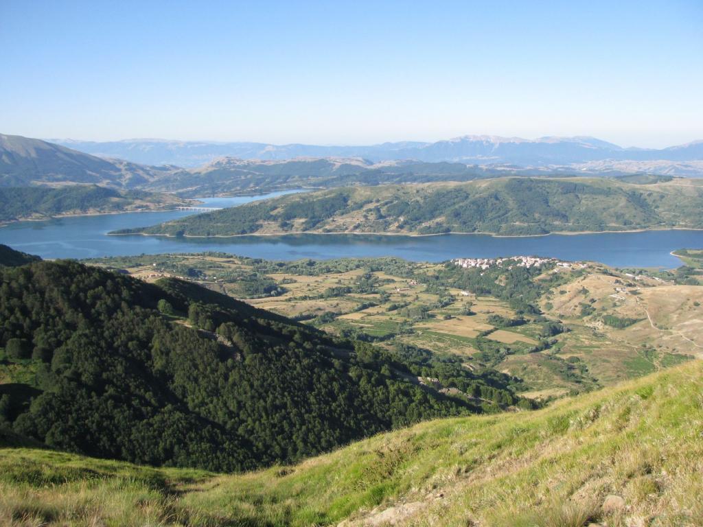 Lago e abitato di Campotosto, salendo alla Sella della Laga