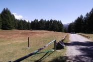 dal park Le Queyron prendere la traccia nei prati a sx