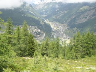 vista su Saas Fee dal sentiero che porta a Plattjien 