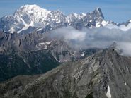 Bianco e in primo piano la cresta sud della Punta di Barasson