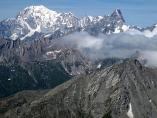 Bianco e in primo piano la cresta sud della Punta di Barasson