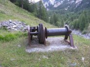 un vecchio argano alla partenza del sentiero