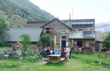 rifugio avvolto nel verde