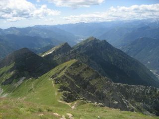 dalla cima, vista sul sottostante Pizzo di Bronzo e sul passo della Forcoletta