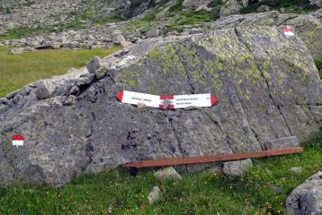 Segnaletica oltre il lago del Dres
