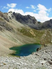 lago mediano - sullo sfondo il passo peroni