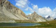 lago dell'oronaye - al centro l'elegante cima del bec du lievre