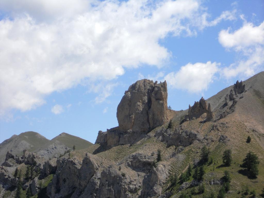 tour jaune: sulla dx si nota il colletto e il pino con ometto  