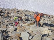 più in alto su tracce con ometti...