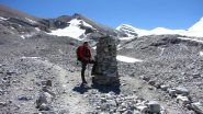 Stelvio e il monumentale ometto che segna il bivio tra le normali di Barrhorn e Brunegghorn (23-7-2012)