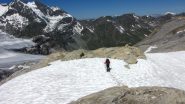 Enrico scende un piccolo nevaio lungo la morena del Barrhorner (23-7-2012)