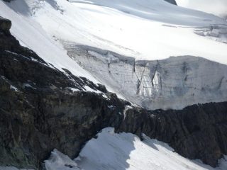 il salto roccioso a sx del seracco