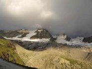 vista d'insieme con il granpa coperto dalle nuvole