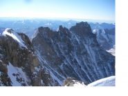 La lunga e frastagliata cresta al Lauteraarhorn dalla vetta...