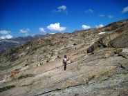 Salendo sulle placconate prima del lago Gias di Beu