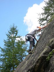 Matteo in arrampicata al settore de la Draye