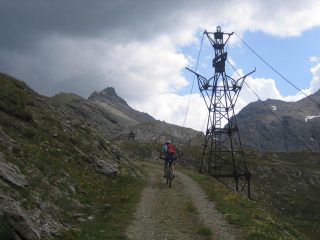 il ripiano su cui arriva la vecchia teleferica militare