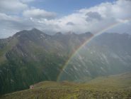 l'arcobaleno attraversa il colle del Pelvo