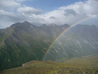 l'arcobaleno attraversa il colle del Pelvo