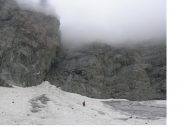 La tenebrosa muraglia al sommo del Ghiacciaio...ormai avvinghiata nelle nebbie.