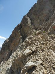 Q.3077...inizia il tratto alpinistico, una freccia indica la cengia superiore