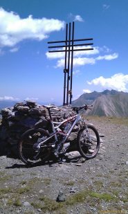 Alla croce ( Okkio ... la strada non passa dalla croce.. la bici bisogna spingerla sino alla vetta ! )