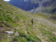 oltre la spalla erbosa