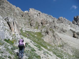 Arrivo al bivacco Enrico e Mario poco sotto il colle Feuillas, lato val Maira