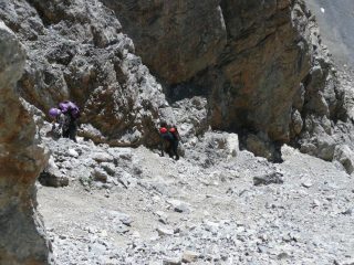 Stiamo adiacenti la parete per evitare le numerose scariche