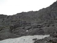 La base del canale con il nevaio da attraversare