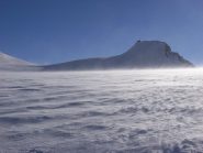 il vento modella la neve della notte