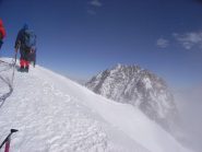 cordate in arrivo in vetta e  partenza del canale Marinelli, sullo sfondo la Dufour