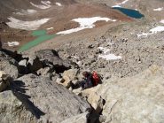 salendo tra i massi verso il colle