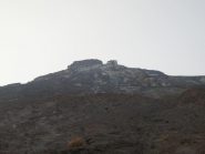 La vetta con la caratteristica lava bianca di natrocarbonatite