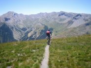 sullo sfondo, da sinistra: Tete de Vallon Claous, La Grande Combe, Sommet du Crachet; classiche scialpinistiche della zona.