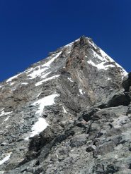 La cresta dalla sella nevosa