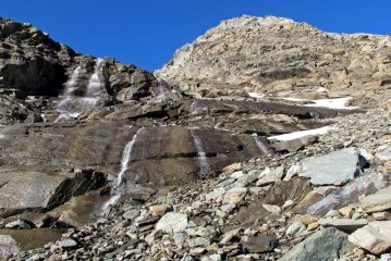 Si passa a destra della cascata
