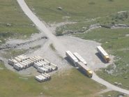 14 - ...4 autotreni nella conca di By...