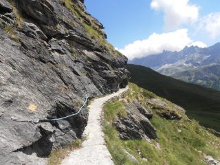 08 - Ru di By, passaggio con corde fisse... da fare con una mano sulla corda e l'altrache trattiene la bici sospesa nel vuoto...