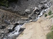 09 - Guado Torrente Velan, impegnativo con la bici al seguito