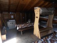 06 - interno del Bivacco Savoie