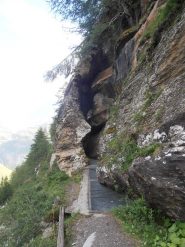 10 - galleria lungo il Ru di By, la bici ci passa solo con varie acrobazie...